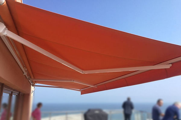 Nous offrons la gamme complète des systèmes d'ombrage de terrasse : auvents rétractables mécaniques (à manivelle) ou électriques (avec télécommande), auvents et ombrages de terrasse.
