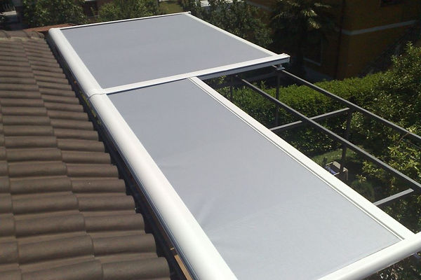 Nous offrons la gamme complète des systèmes d'ombrage de terrasse : auvents rétractables mécaniques (à manivelle) ou électriques (avec télécommande), auvents et ombrages de terrasse.