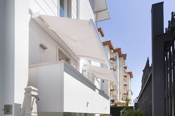 Nous offrons la gamme complète des systèmes d'ombrage de terrasse : auvents rétractables mécaniques (à manivelle) ou électriques (avec télécommande), auvents et ombrages de terrasse.