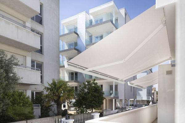 Nous offrons la gamme complète des systèmes d'ombrage de terrasse : auvents rétractables mécaniques (à manivelle) ou électriques (avec télécommande), auvents et ombrages de terrasse.