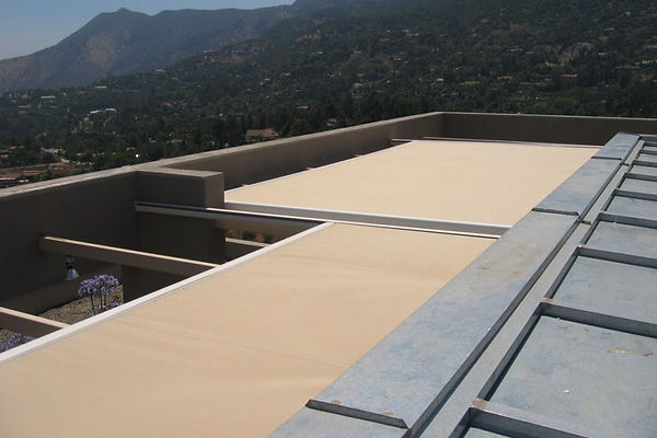 Nous offrons la gamme complète des systèmes d'ombrage de terrasse : auvents rétractables mécaniques (à manivelle) ou électriques (avec télécommande), auvents et ombrages de terrasse.