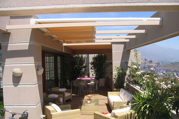 Nous offrons la gamme complète des systèmes d'ombrage de terrasse : auvents rétractables mécaniques (à manivelle) ou électriques (avec télécommande), auvents et ombrages de terrasse.