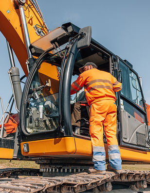 Spatenstich OSZ Ins - Bagger fahren