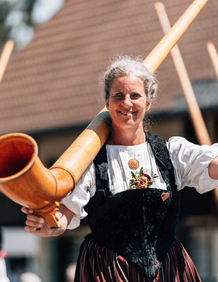 Jodlerfest Umzug - Alphornbläserin