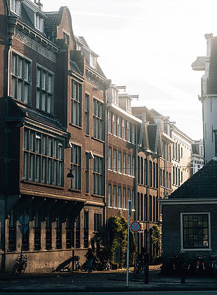 Städte Referenz, Abendsonne an Hauswand in Stadt