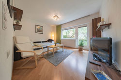 Wohnzimmer mit ausgeklappter Schlafcouch (c)Lukas Pfurtscheller