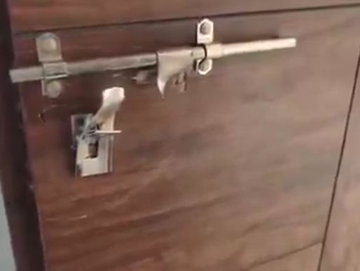 కాలేజీలో లాకర్లు పగులగొట్టి కోటి ఎత్తుకెళ్లారు..!