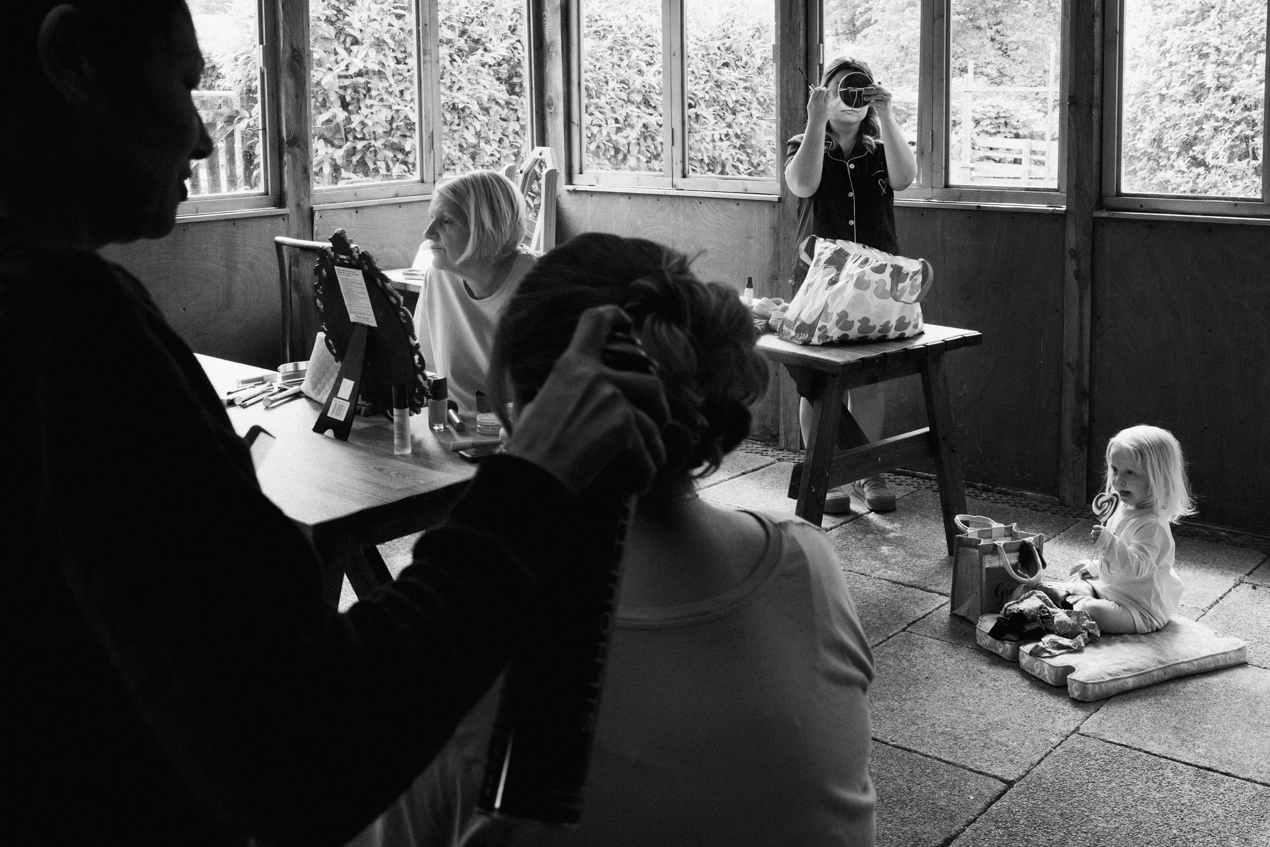 Documentary wedding morning with family, hair styling and a child sitting nearby