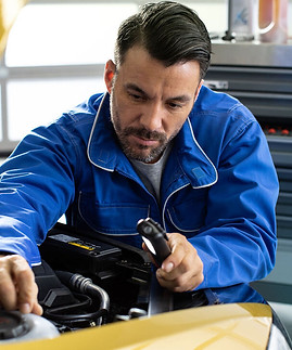 vw-mechaniker-beim-arbeiten.jfif