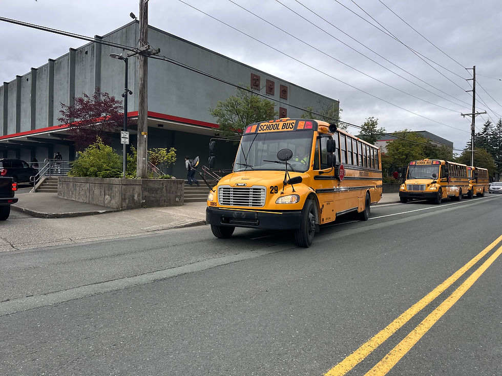 Buses drop students off at Juneau-Douglas High School: Yadaa.at Kalé on Thursday, Aug, 20, 2026. (Mark Sabbatini / Juneau Independent)