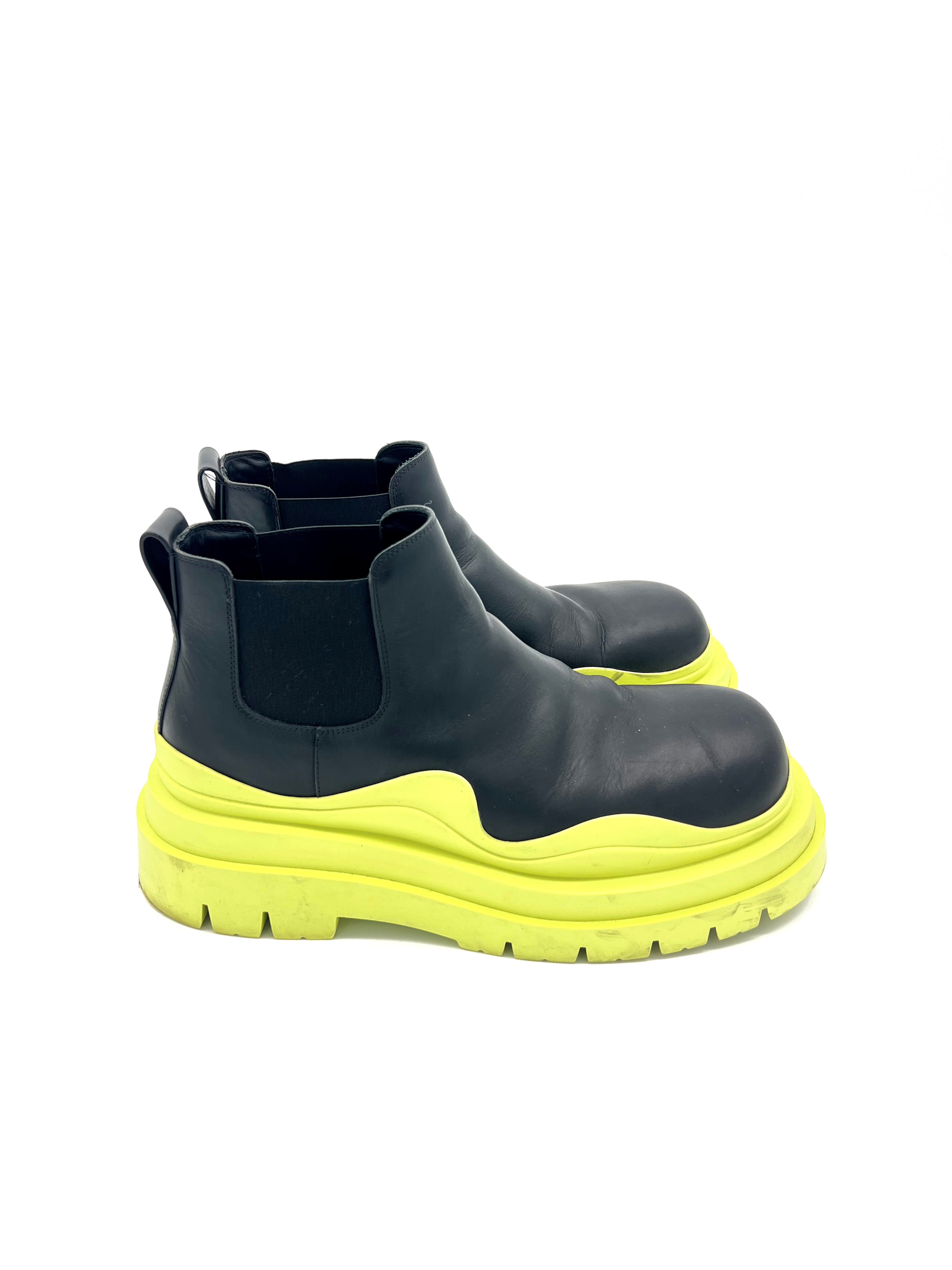 BOTTEGA VENETA Mens Tire Rubber-Trimmed Leather Chelsea Boots - Black - EU 44 — pre-loved Bottega Veneta at The Handbag Room Australia