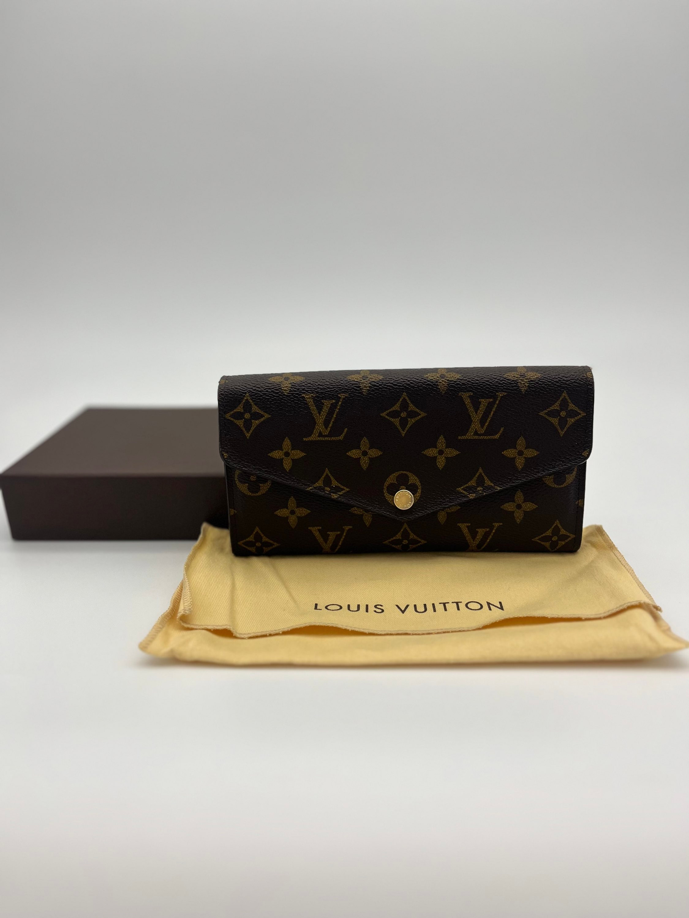 Pre-loved Louis Vuitton Monogram Sarah Wallet image 2