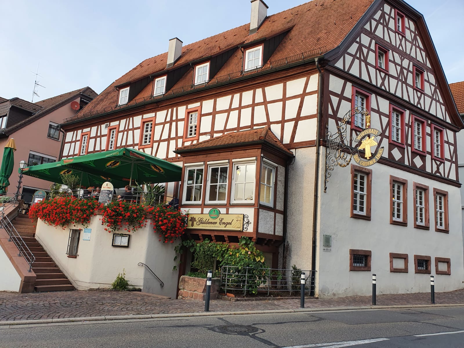 Das Fachwerkhaus des Wirtshauses Güldener Engel in Hockenheim.