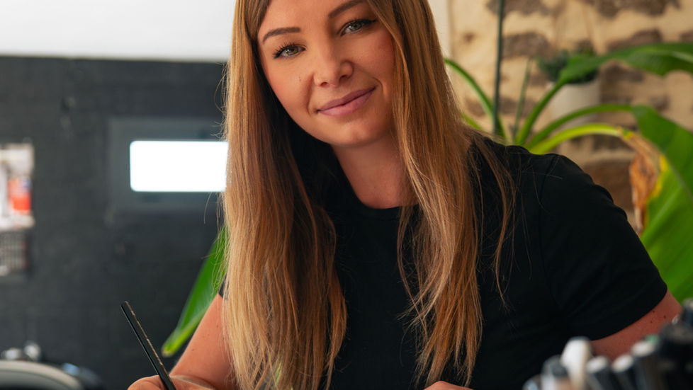 Quem é Gasoline MAAB? A ilustradora francesa que conquista o mundo das motos clássicas e carros de coleção