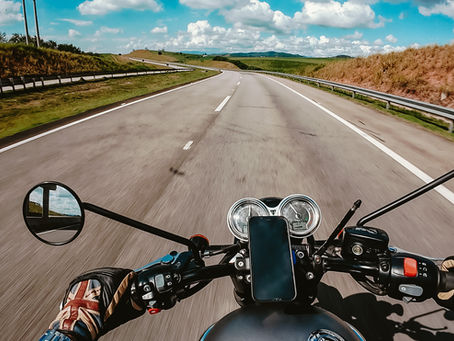 Andar de moto melhora funções cognitivas? A ciência diz que sim.