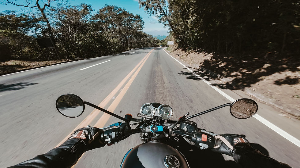 Bonneville rodando numa estrada bonita