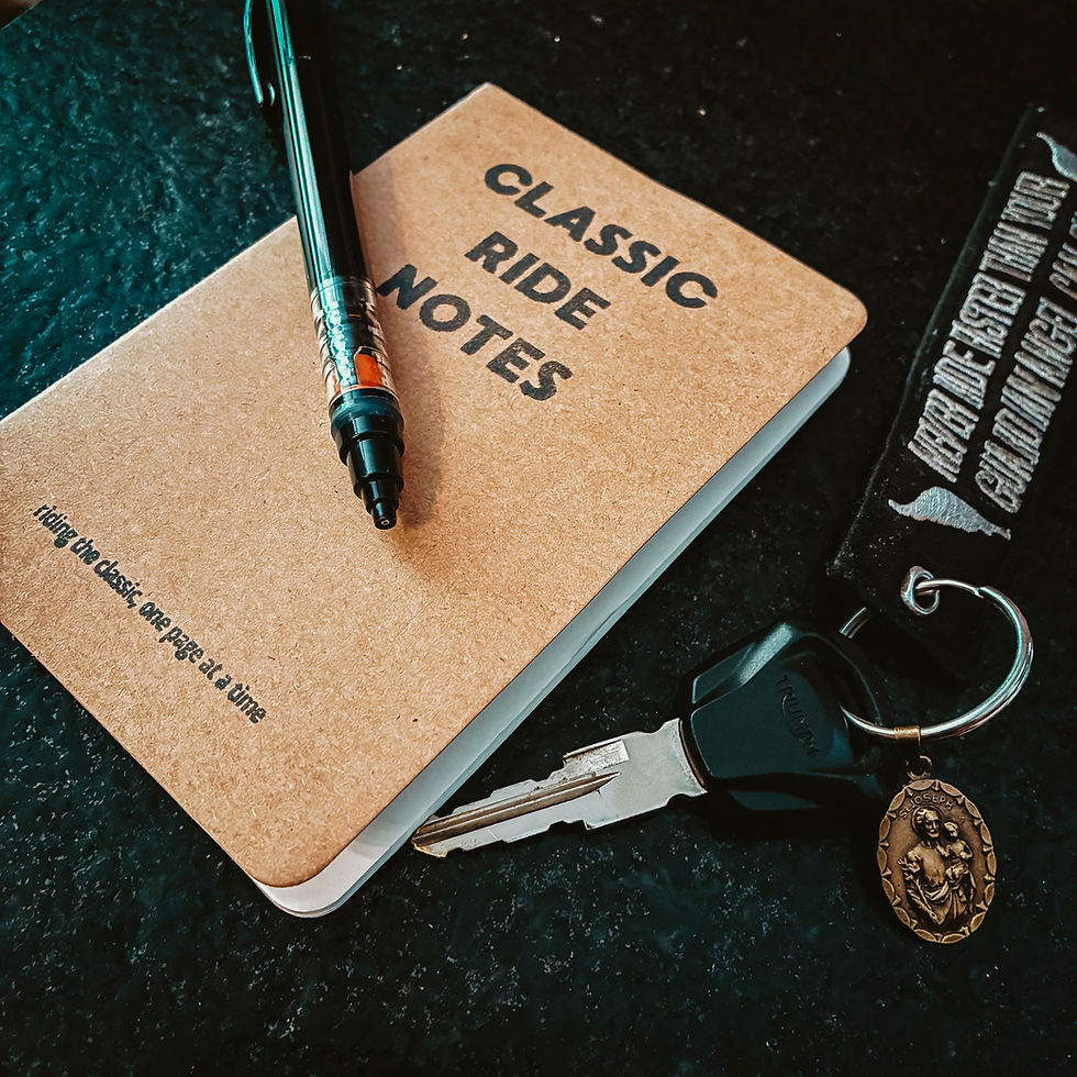 caderneta Classic Ride Notes do Classic Man Ride, uma lapiseira e a chave da Bonneville T120