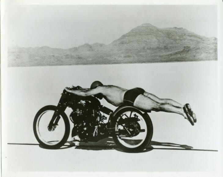Rollie Free de sunga nas Bonneville Salt Flats