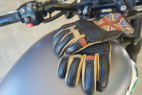 Luvas Triumph Flag sobre o tanque da Bonneville