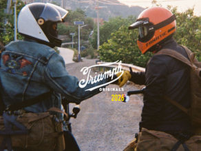 dois motociclistas se cumprimentando em duas Triumph Srambler