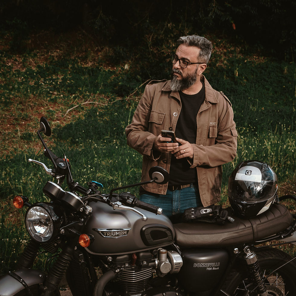 Piloto ao lado de uma Bonneville T120 Black