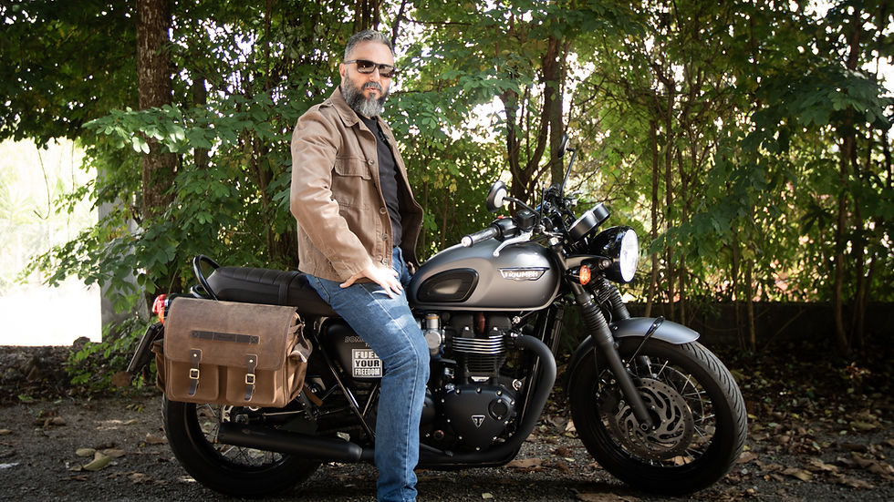 Bonneville T120 Black com Expedition Saddlebag da Trip Machine