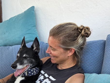 Bianca Hilty sitzt mit einem Hund ruhig da und symbolisiert eine vertrauensvolle und seriöse Tierkommunikation.