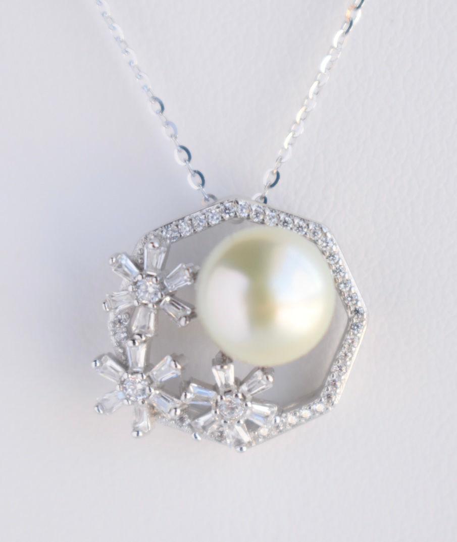 Miniatura: Outstanding 9.0mm Champagne Color South Sea Pendant in a Cubic Zirconia Setting