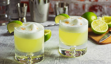 two-pisco-sour-cocktails-on-the-bar-with