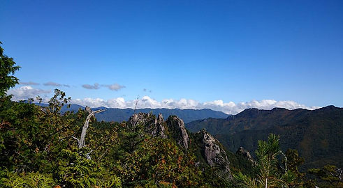 登山で頂上から望む山の景色