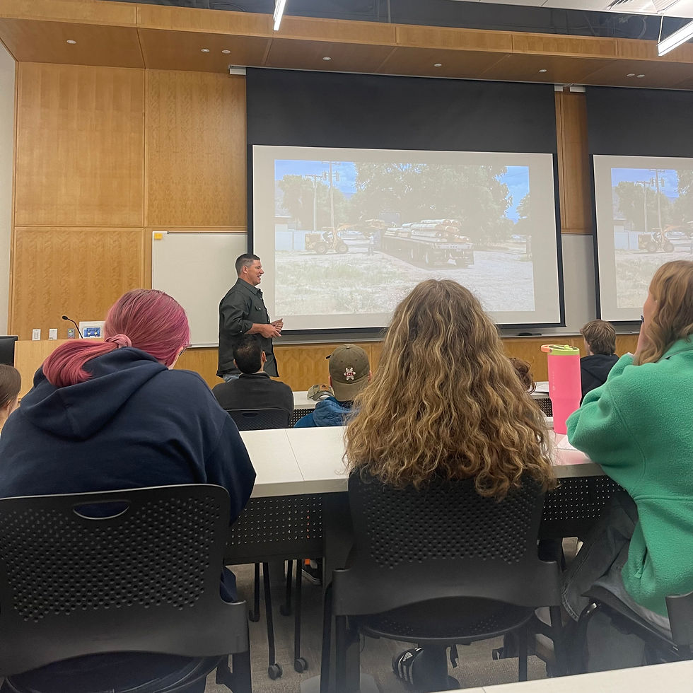 See mees on kohalik metsaärikas, kes käis meile ühes tunnis esinemas. Väga random lugu, aga ta rääkis meile pika loo sellest, kuidas tal oma saekaatris oli masinal mingi jupp puudu, mida tal oli hädasti tarvis ja oli terve maailma läbi otsinud, et seda juppi leida - edutult. Lõpuks leidis ta selle ei kuskilt mujalt kui Eestist.