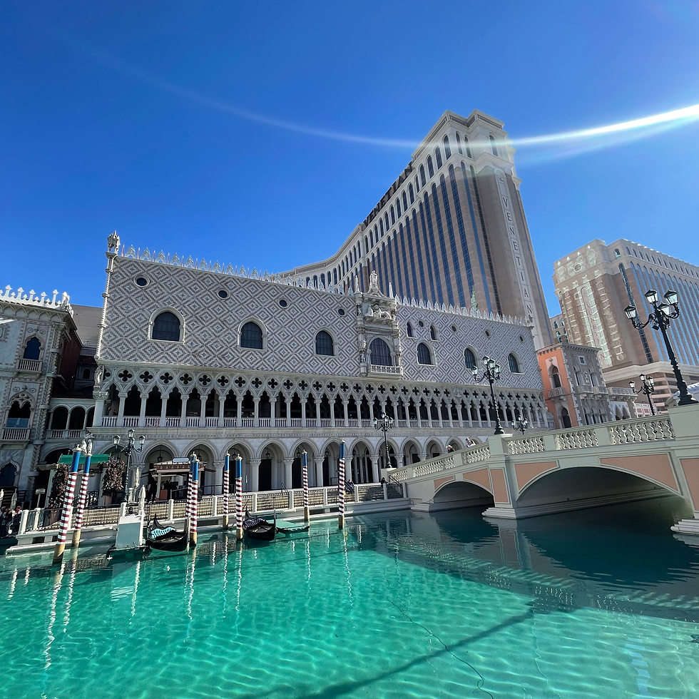 The Venetian kanal. Siin saavad turistid gondliga sõita ja kujutada ette, et nad on Itaalias.