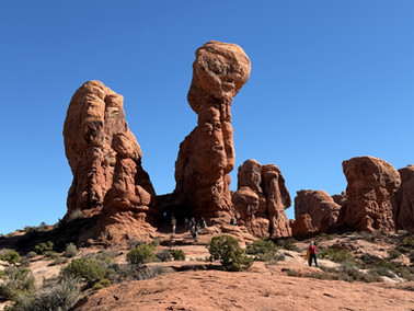 Stuning sandstone rock formations rise dramatically under a clear blue sky in Arches National Park