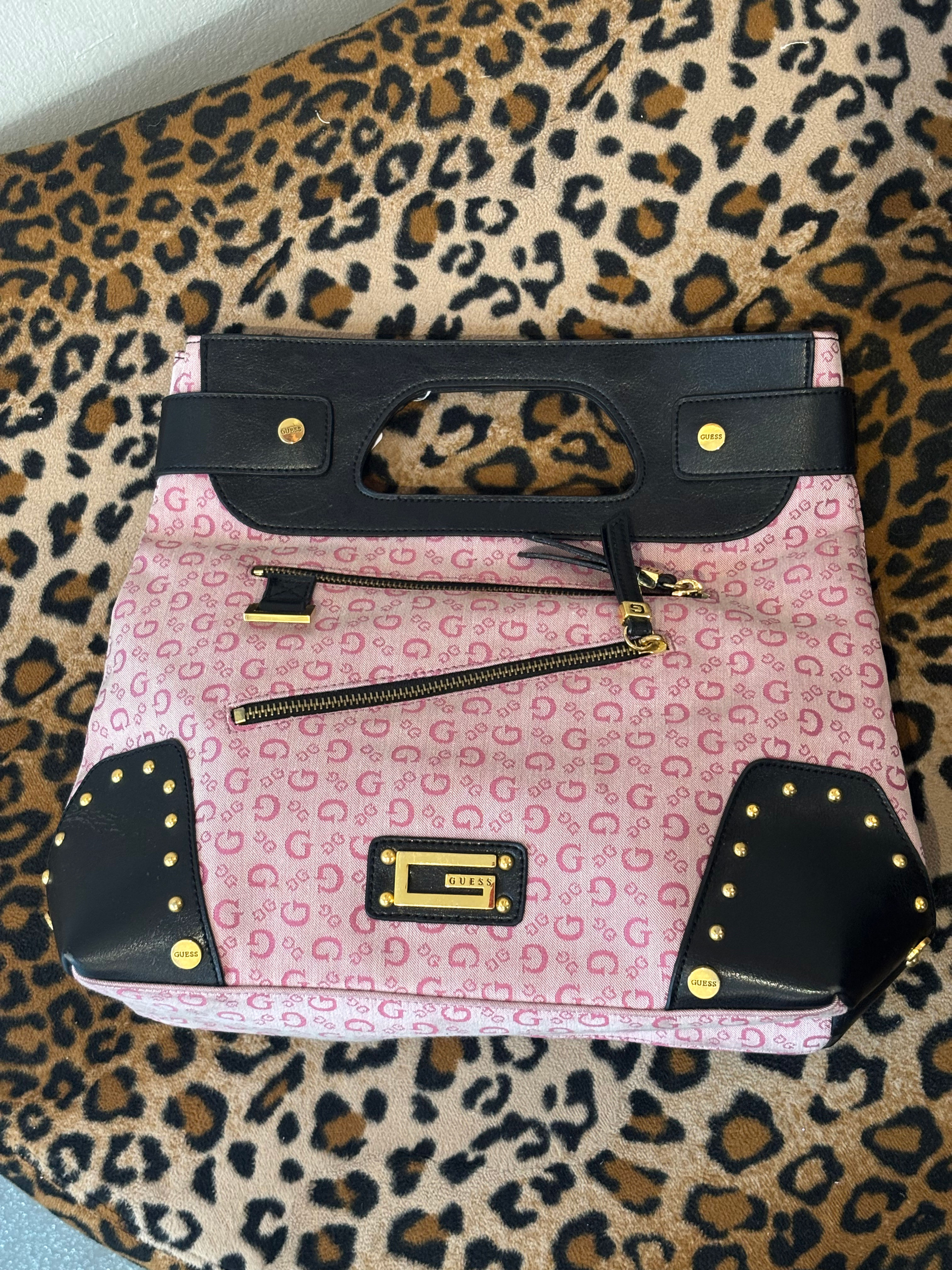 GUESS LOGO PRINT BLACK/PINK HAND BAG WITH GOLDEN DESAILS