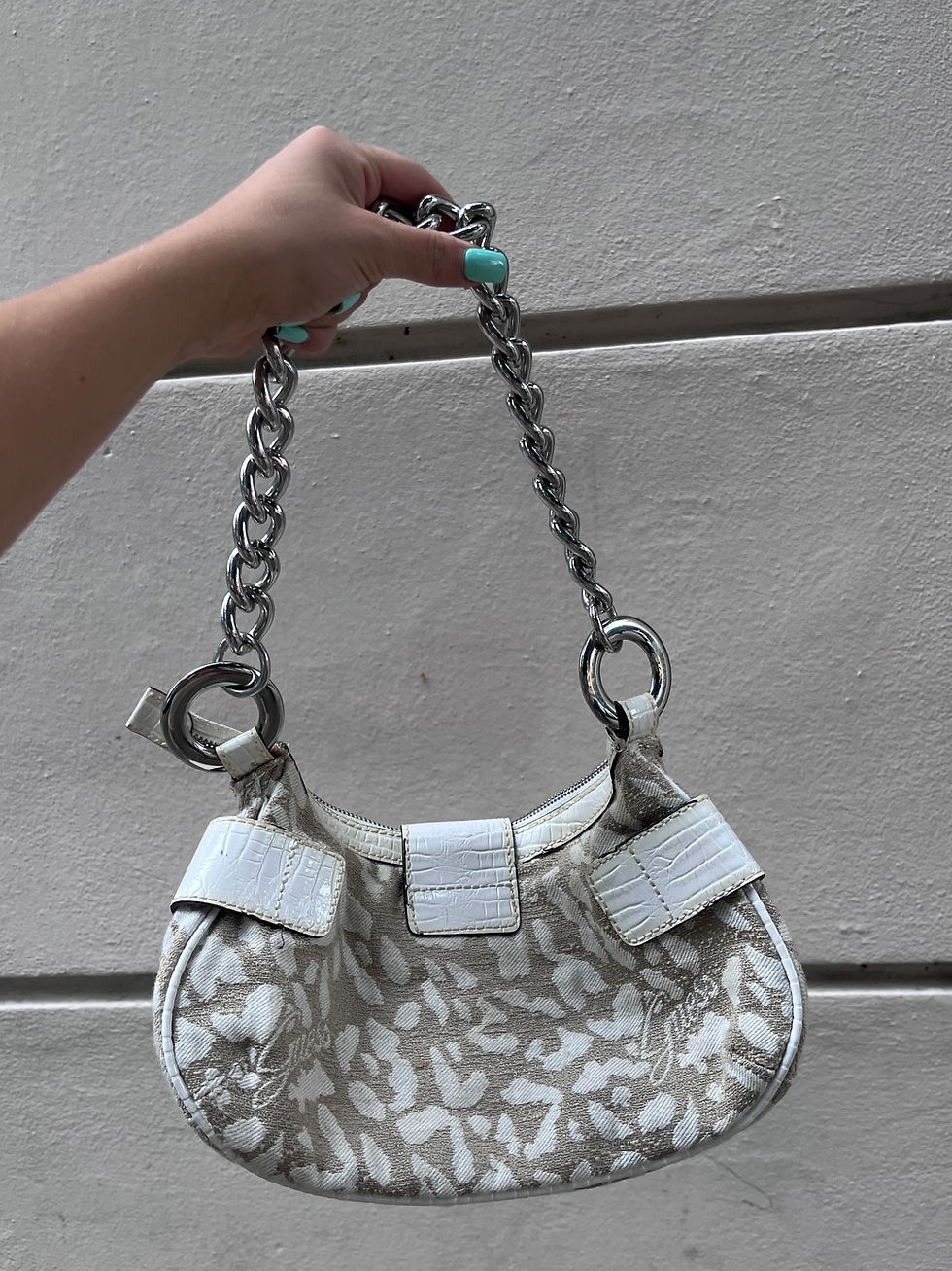 Thumbnail: GUESS JAQUARD CHAIN SHOULDER BAG WHITE BEIGE 