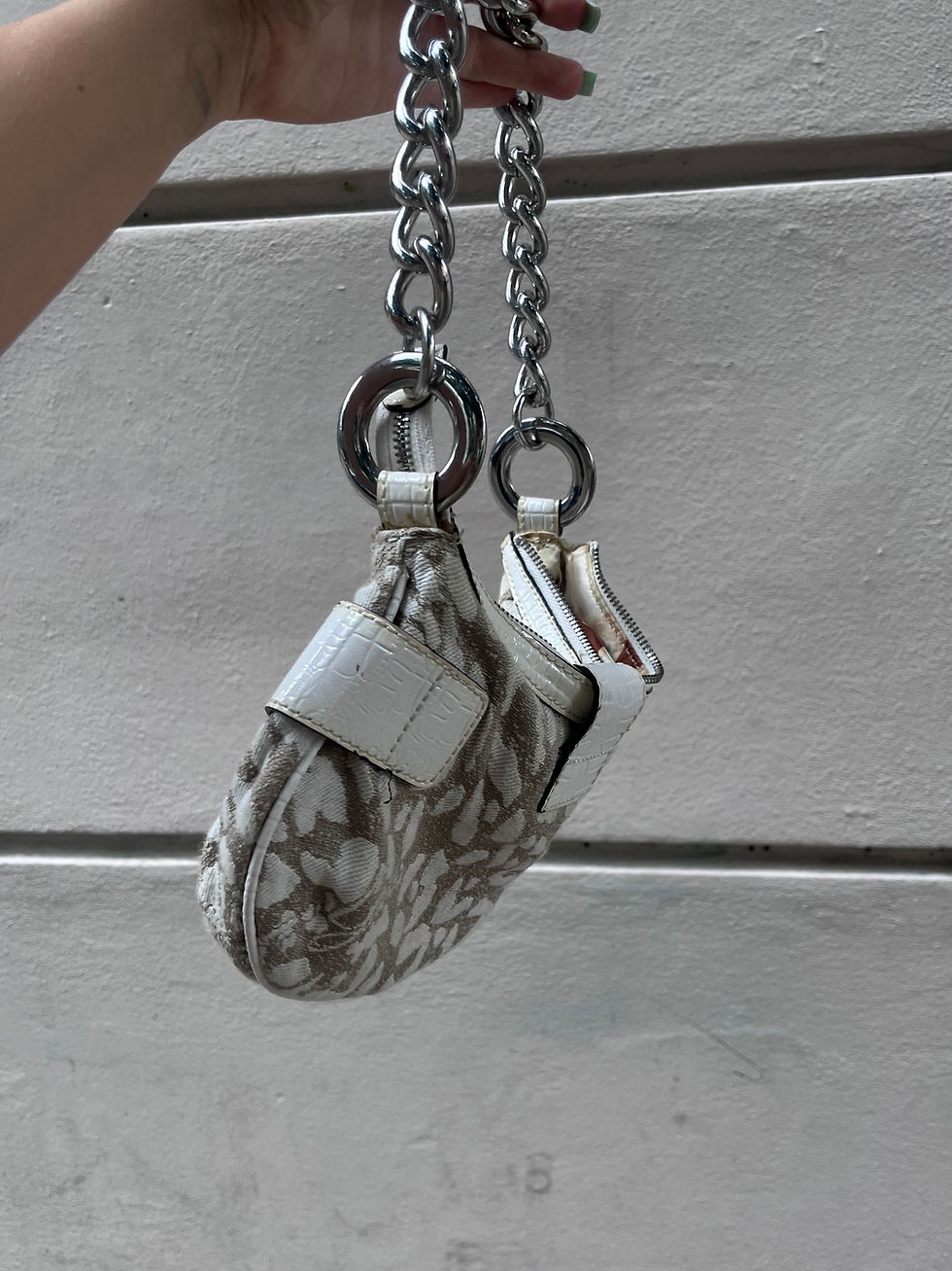 Thumbnail: GUESS JAQUARD CHAIN SHOULDER BAG WHITE BEIGE 