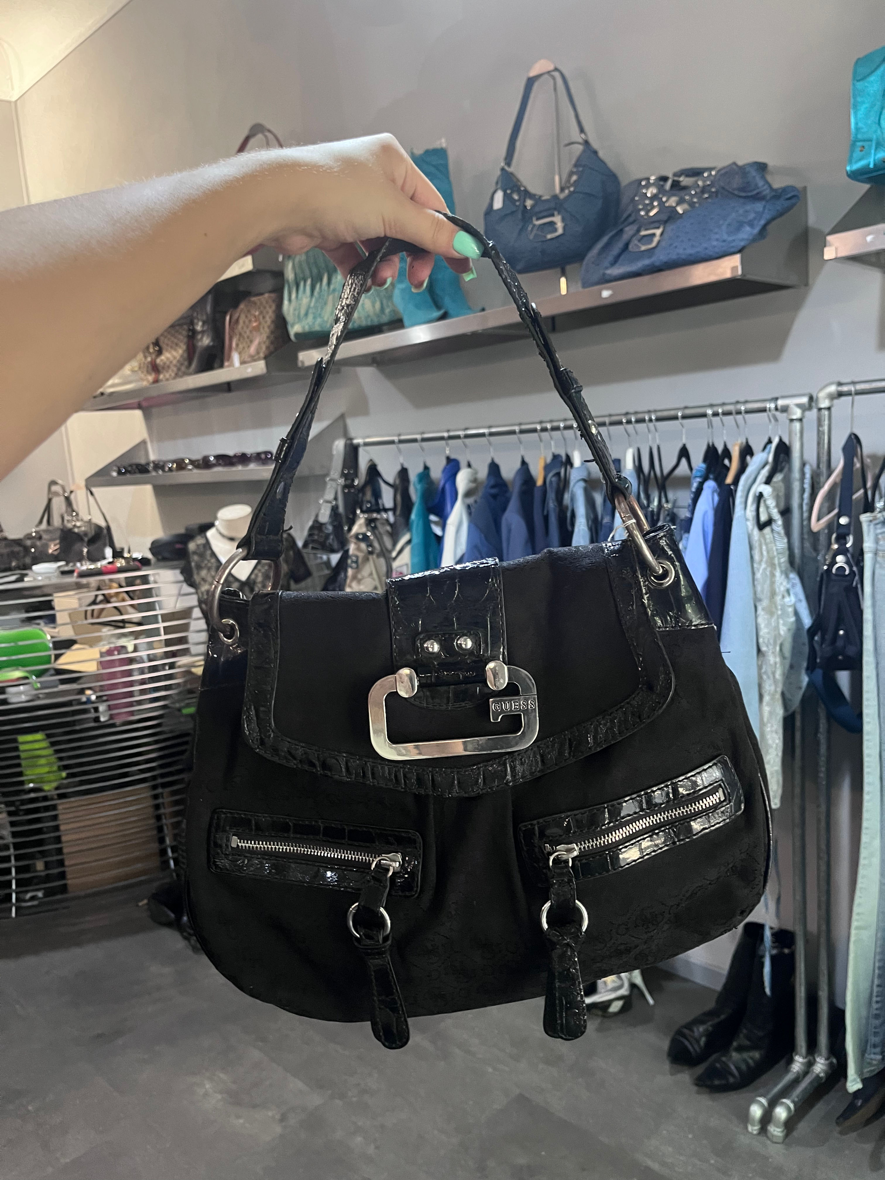 GUESS ZIPPOCKET SHOULDER BAG BLACK