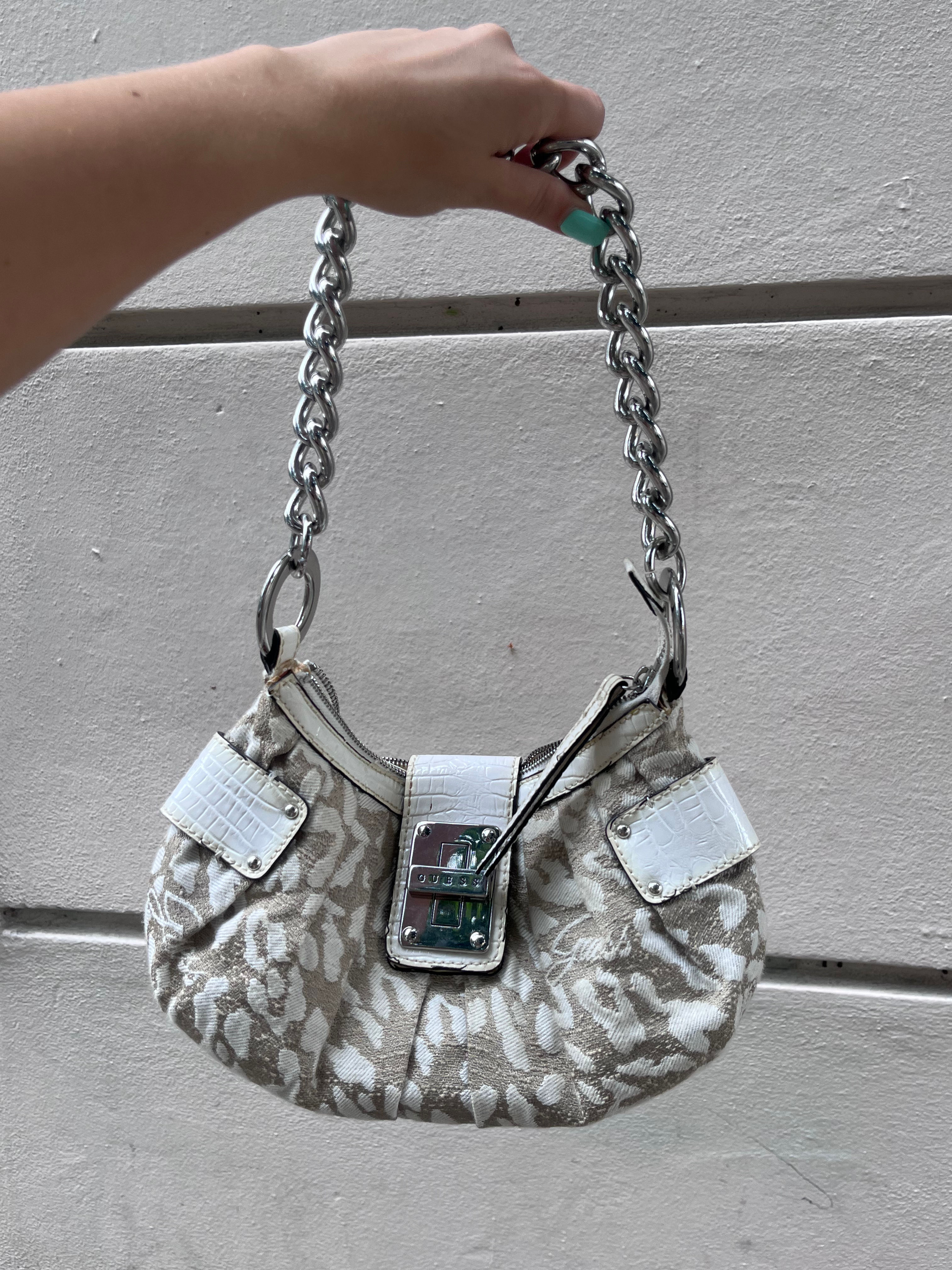GUESS JAQUARD CHAIN SHOULDER BAG WHITE BEIGE 