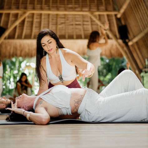 Les bienfaits de la Kundalini Activation : ce qui se passe vraiment pendant et après une séance