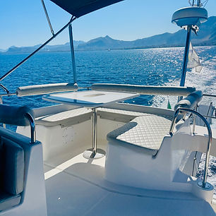 Flybridge del barco Sicily Blue Dream con vista panorámica al mar