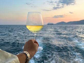 Open bar in a catamaran tour in Palermo
