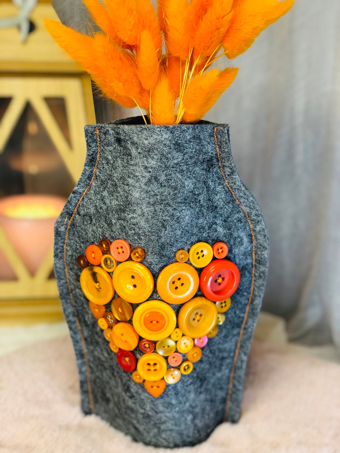 Vase cache-bouteille"Feutrine grise et coeur boutons orangées"