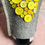 Miniature : Vase cache-bouteille"Feutrine grise et coeur boutons jaunes"