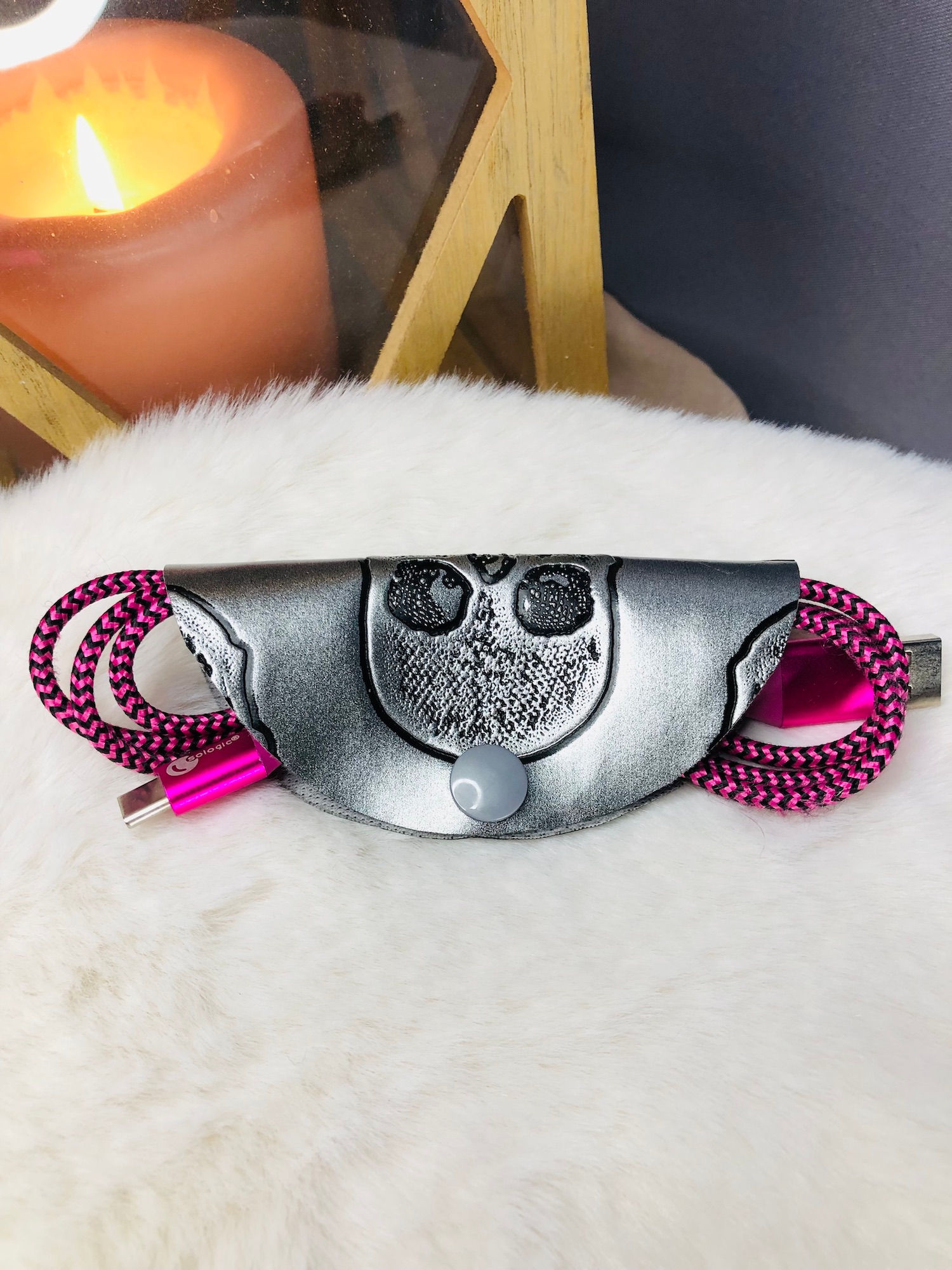 Etui câble simili "Argenté tête de mort"