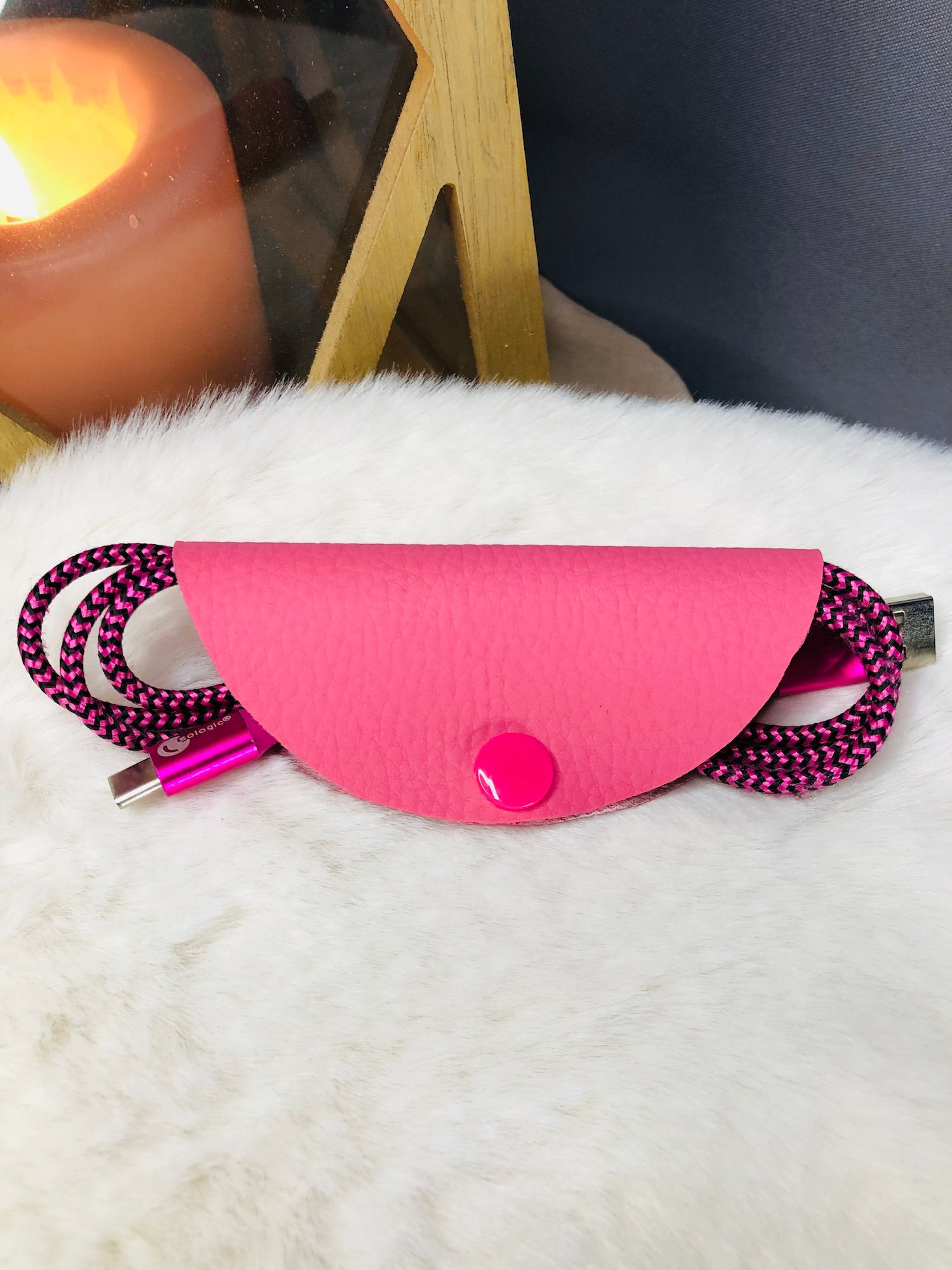 Etui câble simili "Rose bonbon"