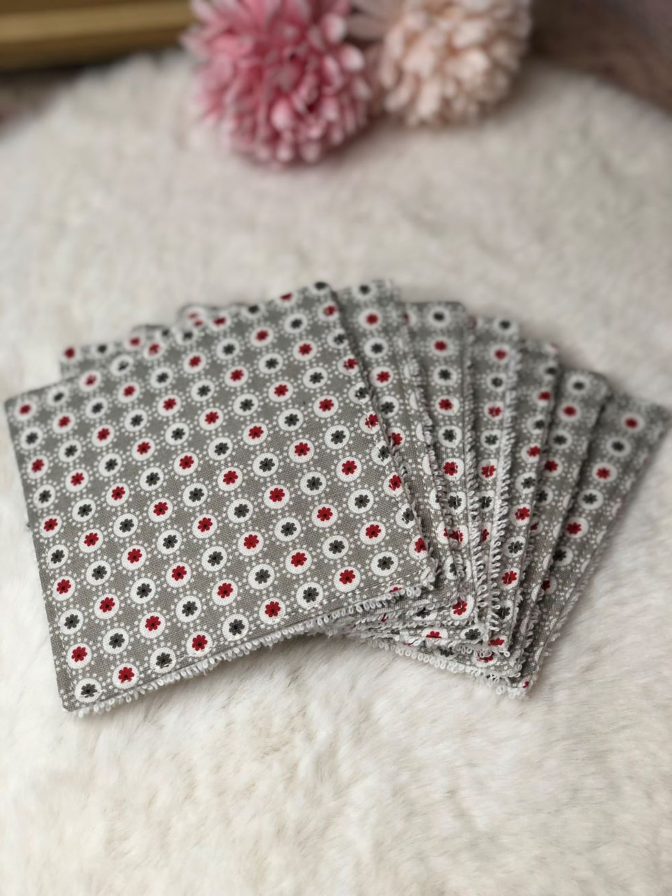Miniature : Lingettes "fond gris, fleurs grises et rouges"