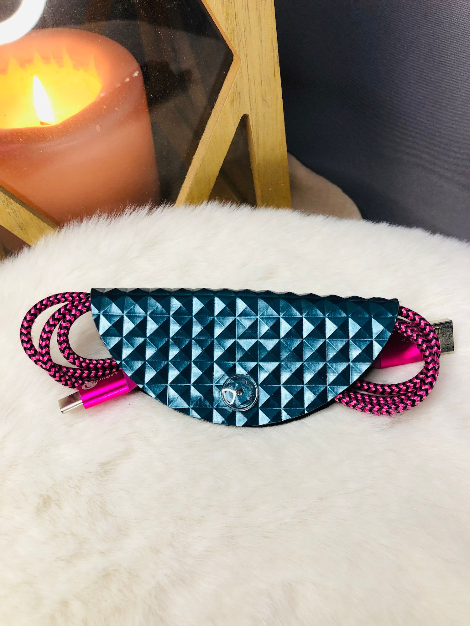 Etui câble simili "Relief bleu métallisé"