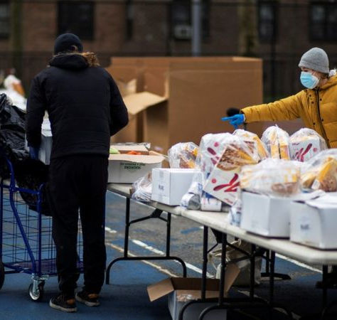 La pobreza en los Estados Unidos aumenta a medida que disminuye la ayuda.