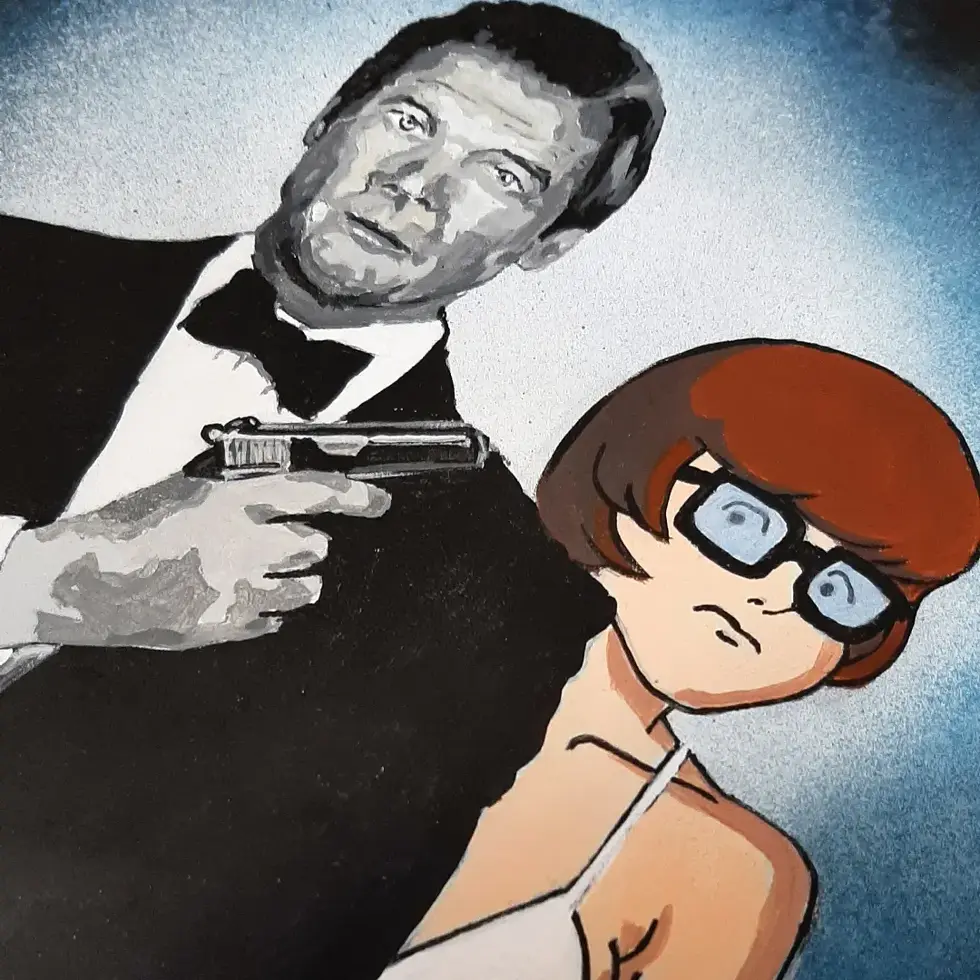 Roger Moore trzyma broń, obok Velma Dinkley ze Scooby Doo, spojrzenie odwrócone.