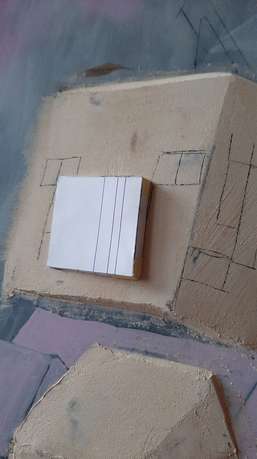 Abstrakcyjna kompozycja z geometrycznymi kształtami i liniami na tle płótna.